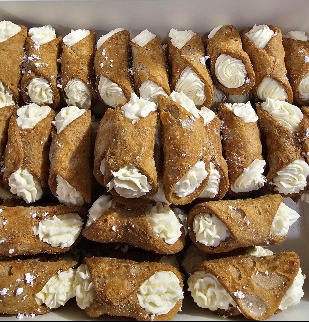 A tray filled with freshly made cannoli